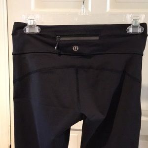 Lululemon Blk running pant, zip pocket, mesh panel